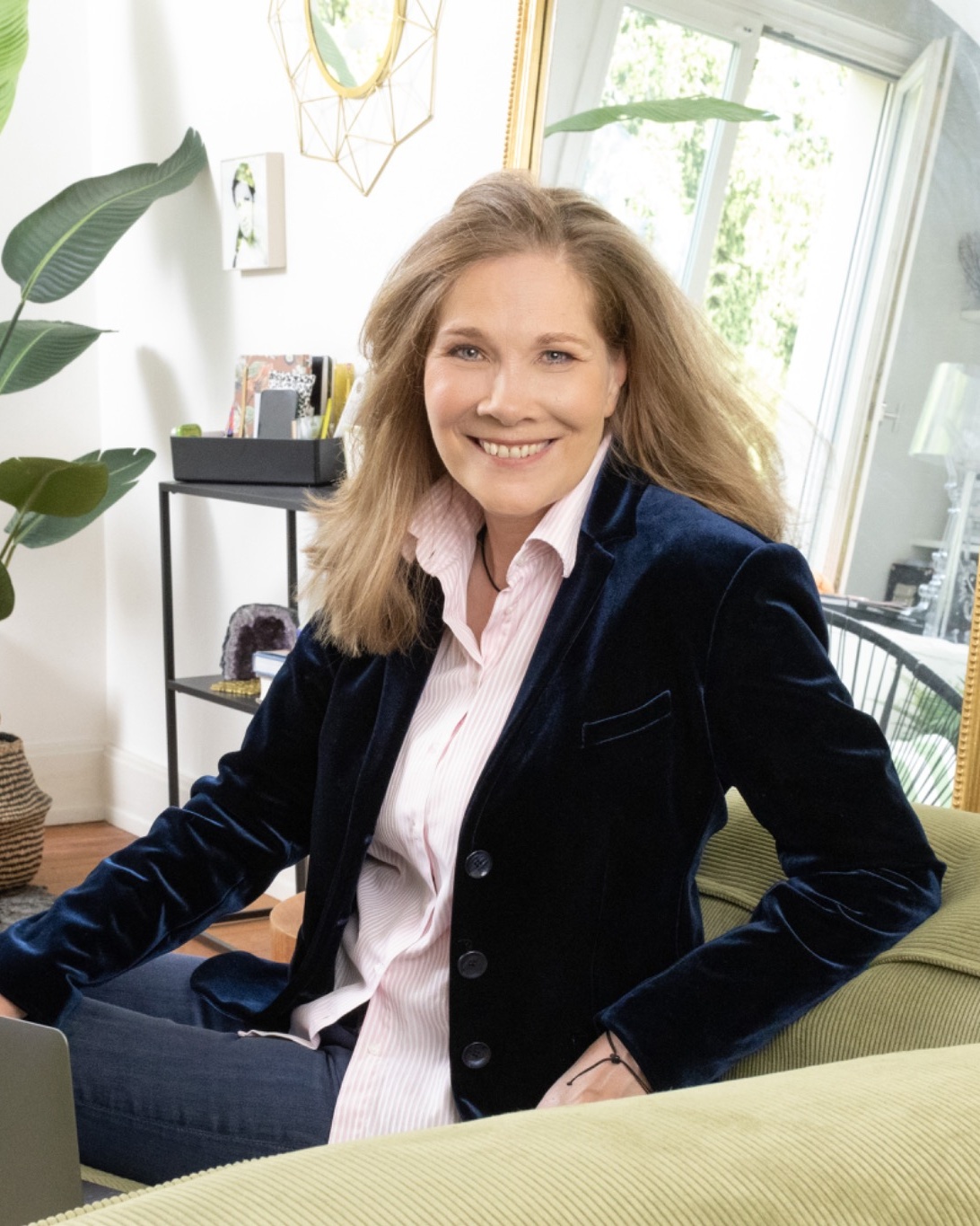 Anke Sabine Neuberger in einem hellen, professionellen Arbeitsumfeld